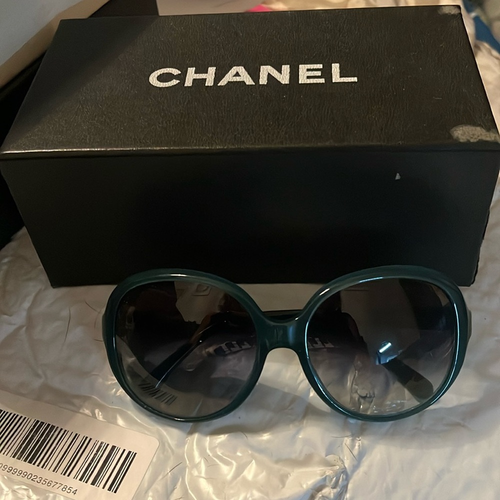 Chanel sunglasses in green don’t have original case but have original box